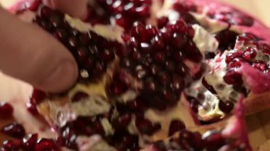 Yakut taşından parçalar alıyorum. Taze, sulu kestane şekeri, masada kesilmiş nar parçaları.