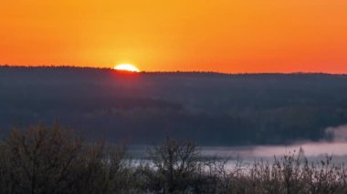 Güneşin ufukta doğuşunun videosu. Güneşin vadiyi aydınlattığı, sisi erittiği bir bahar sabahı videosu.