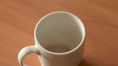 Sabahları kese kâğıdından bir kahvede üç tane hazır kahve yapıyorum. Kahve yapma, su dökme, içecek karıştırma videoları.