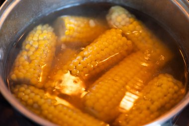 Kavanozda haşlanmış mısırı yakın çekim. Fırında taze taze taze mısır, taze lezzetli mısır.