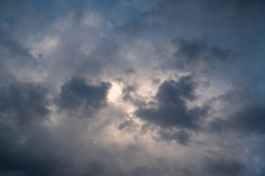 Gökyüzünde dramatik kara bulutlar. Parlak fırtınalı bulutların akşam görüntüsü, güzel bulutlar.