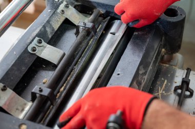 Profesyonel marangoz odun kesme makinesinde bıçak değiştiriyor. Ahşap şeyler yapmak için aletlerin bakımı