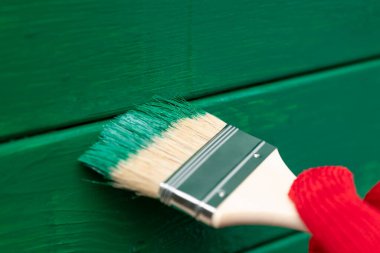 Duvarı fırçayla boyayın. Dikkatlice bir fırçayla ahşap dikişler boyuyorum.