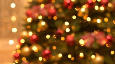 Yılbaşı ışıklarının bulanık arkaplanı. Bulanık süslemeli Noel ağacı, parlak ışık çelenkleri.