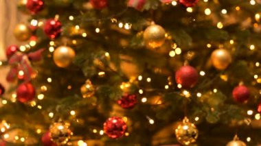 Hediyelerle dolu kutuyu kapat. Kardeşini hediye eden bir kızın elleri, Noel 'de hediyeleri değiş tokuş eden, süslenmiş yılbaşı ağacındaki parlak ışıkların arka planı.