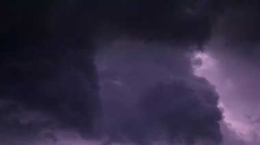 Gece gökyüzünde güçlü bir yıldırım düştü. Fırtınalı hava, şimşekler çakan kara bulutlar