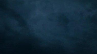 Fırtınanın dramatik gece videosu. Gece gökyüzünde aydınlık bulutlar, fırtınalı hava