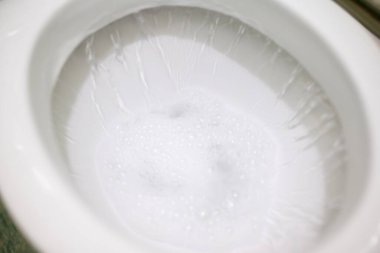 Kullandıktan sonra sifonu çekmek. Tuvalette çok köpük var, sifonu çek.