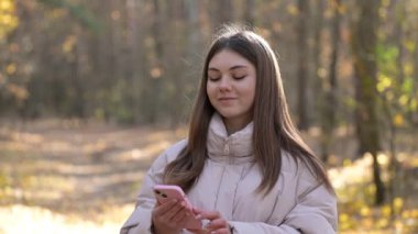 Sonbahar ormanlarında telefon kullanan genç bir kız, hor gören biriyle iletişim kuruyor. İnternet üzerinden arkadaşlarıyla iletişim kuran, aşağılayan ve saygısızlığını dile getiren genç bir kız.