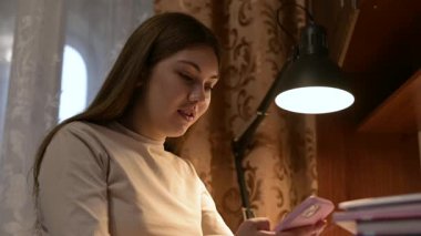 Masada otururken telefonunu kullanan liseli kızın düşük açılı görüntüsü şaşırttı. Ödev yapan genç kız, onu hayrete düşüren ve şoke eden bir mesaj aldı.