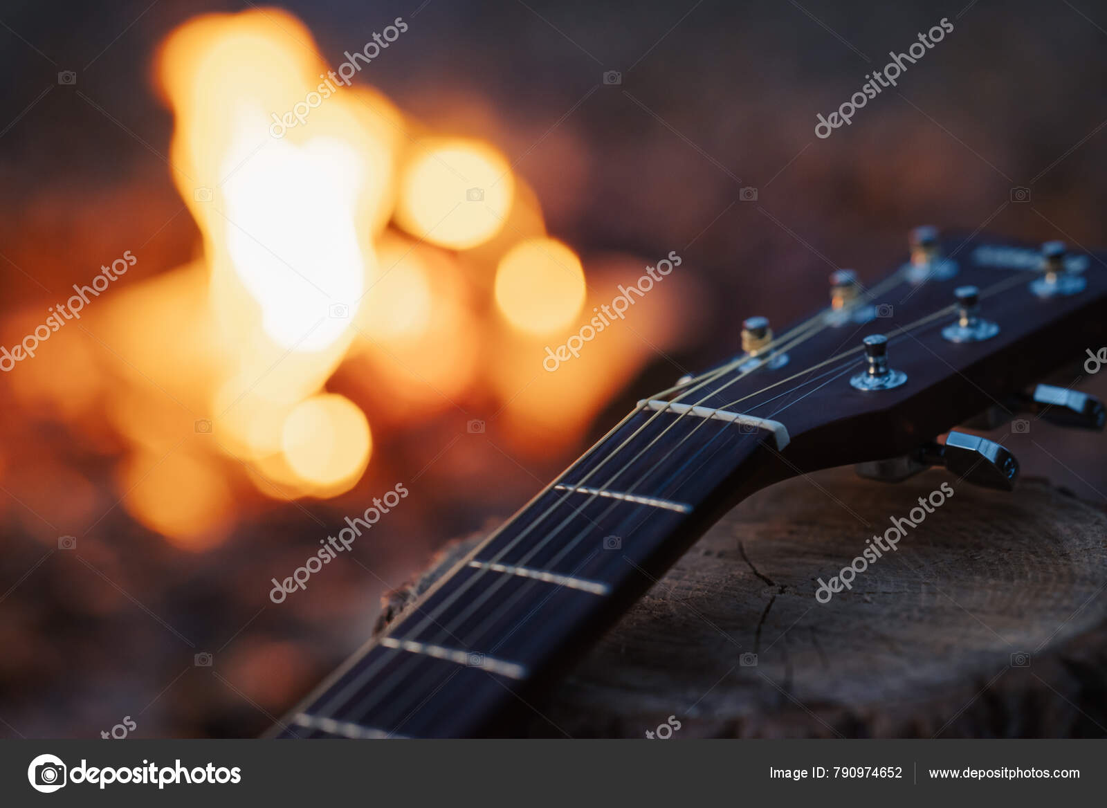 Guitarra ao lado da fogueira Fotos de Stock, Guitarra ao lado da fogueira  Imagens sem royalties | DepositPhotos, image size:1600x1168