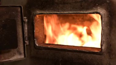 Firebox 'ta dolar yakmak. Soğuk kış mevsiminde binaları ısıtmak için yüksek odun, gaz veya diğer yakıt fiyatları kavramı