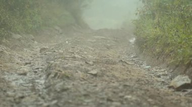 Dağ yolu sisle kaplı doğal güzelliği ve gizemi açığa çıkarıyor. Büyük taşlarla kaplı engebeli dağ yolu, sakin atmosferi ve bereketli doğayı gözler önüne seriyor.