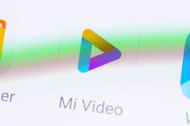 Chernihiv, Ukrayna - 22 Aralık 2022: Xiaomi akıllı telefon ekranında Mi Video uygulama simgesi, yakın plan. Mi Video uygulama simgesi Xiaomi akıllı telefonu, multimedya, video oynatma konseptinde görüntülendi