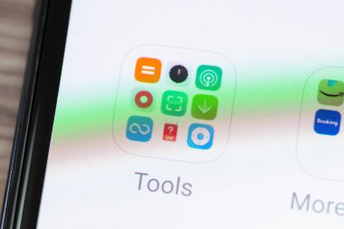 Chernihiv, Ukrayna - 22 Aralık 2022: Xiaomi akıllı telefon ekranında uygulama simgeleri olan araçlar dizini. Xiaomi Android akıllı telefon ekranındaki çeşitli uygulamaları gösteren araçlar dizini