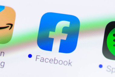 Chernihiv, Ukrayna - 22 Aralık 2022: Android akıllı telefon ekranında Facebook uygulama simgesi, yakın plan. Bir Android akıllı telefonunun ekranında bildirim işaretleyicili Facebook uygulama simgesi
