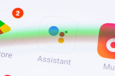 Chernihiv, Ukrayna - 22 Aralık 2022: Android akıllı telefon ekranında Google uygulama yardımcısı simgesi, yakın plan. Ses asistanı teknolojisini, yapay zeka etkileşimini ve akıllı aygıt işlevselliğini temsil eden resim