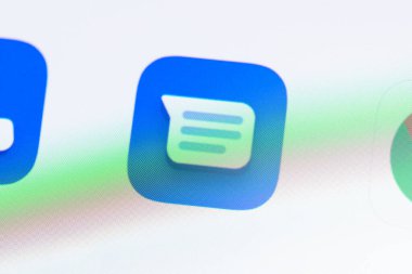 Chernihiv, Ukrayna - 22 Aralık 2022: Xiaomi akıllı telefon ekranında mesaj simgesi, yakın plan. Bir Xiaomi Android akıllı telefonunda ileti simgesi gösterildi