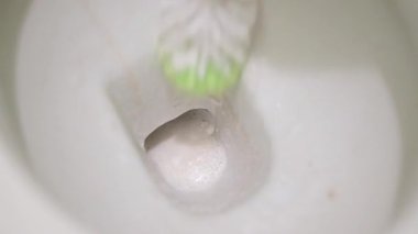 Tuvalet temizleme teknikleri, banyo ortamında bir fırçayla. Tuvaleti fırçayla temizlemek banyodaki temizlik ve hijyeni korumak için.