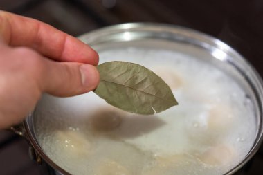 Lezzetli ve aromalı hamur tatlarına defne yaprağı ekliyorum. Şef, daha iyi lezzet vermek için tencereye defne yaprağı ekleyerek kaynamış hamur tatlarının aromasını arttırır.