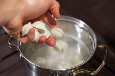 Sobanın üstünde hamuru kaynatıyorlar. Elin köfteleri kaynar suya damlatarak ocağın üstünde lezzetli bir yemek yaratıyor. Samimi bir toplantı için mükemmel.