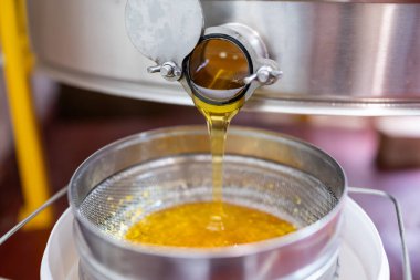 Taze bal çıkarıcıdan kovaya filtreden geçer. Paslanmaz bal çıkarıcıdan toplanan bal damlaları süzgeç filtresi ve bal hasadıyla kovaya doluyor.