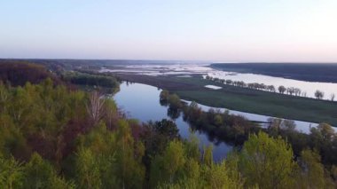 Sel basmış nehir manzarasının yemyeşil bahar havası. İlkbaharda sel basmış bir nehrin çarpıcı güzelliği, doğanın uyanışının sakin bir sabah videosu.