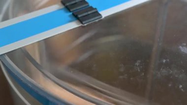 Şeffaf kapaklı metal bal çıkarıcı. Şeffaf plastik kapaklı bal sökücü. Geleneksel arıcılık, kırsal sanayi ve organik bal üretimi kavramı