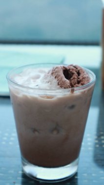 Sabah çikolatalı milkshake içeceğim. Mavi gökyüzü ve dağ manzaralı.