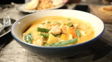 Sabahları yemesi lezzetli olan tipik Endonezya soto yemeklerine yakın çekim