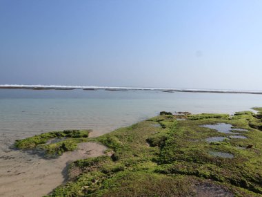 Öğleden sonra Bali 'deki Melasti Sahili' nin serin manzarası.