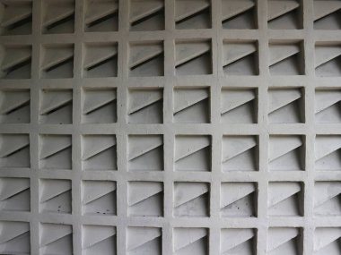 Geometrik desenli bir binanın siyah beyaz fotoğrafı