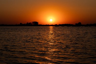 Gölde gün batımı, güzel gün batımı