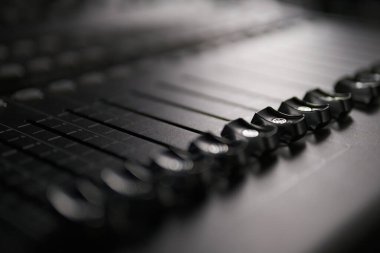 Canlı ve Stüdyo Dengeleyicileri için Ses Karıştırıcı Dijital Konsolu