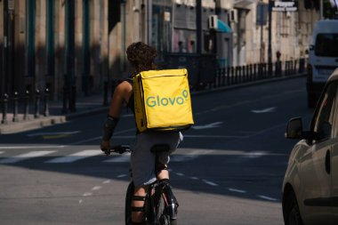 Belgrad, Sırbistan, 21 Haziran 2023, Glovo servis çalışanı bisiklete biniyor