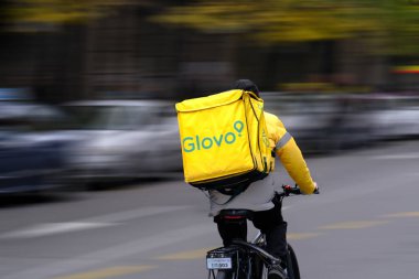 Belgrad, Sırbistan, 15 Kasım 2022, Glovo teslimatçısı bisiklete biniyor 