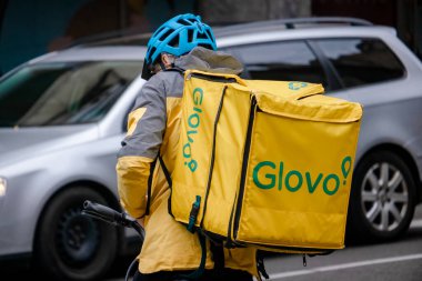 Belgrad, Sırbistan, Sırbistan 15 Kasım 2022. Glovo Teslimat çalışanı Belgrad şehir merkezinde bisiklette.