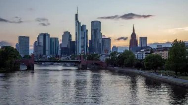 Gün batımında Frankfurt am Main Skyline 'ın zamanı. Frankfurt gökdelenleri olan ana nehir.