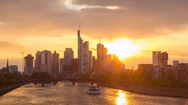 Frankfurt, Almanya - Nisan 2017: Şehrin ve ana nehrin üzerinde güzel bir günbatımı