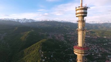Almaty - Mayıs 2017: Koktobe TV kulesinin ve arka plandaki dağların hava görüntüsü