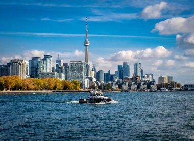 Toronto CN Kulesi manzarası, deniz kenarı ve şehir merkezi sonbahar renkleri ve polis teknesi.