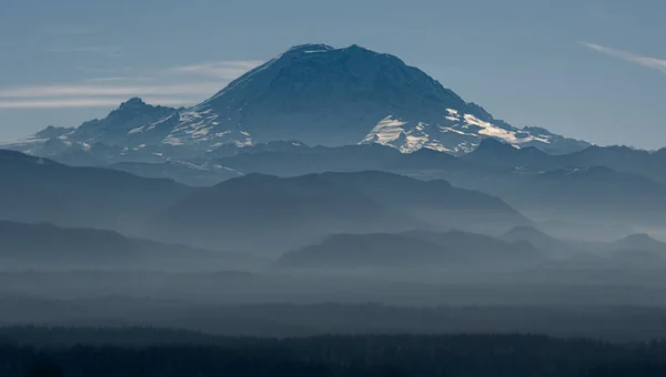Una Vista Del Monte Rainier Cerca Seattle Con Capas Estribaciones —  Fotos de Stock