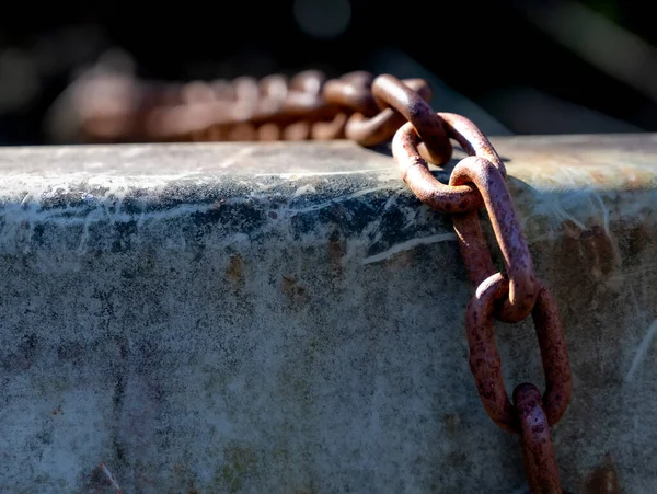 Close View Rust Spotted Old Chain Stretched Scored Concrete Wall — Stock Photo, Image