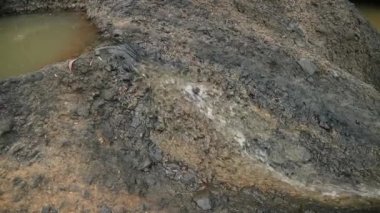 Yüzey suyu. Hızlı su akıntısı. Yakın plan. Suyun hareketi. Doğa dokusunun inanılmaz yakın çekimi su üzerinde dalgalanmalar yaratıyor. Arka plan meditasyon ve hipnotik etki.