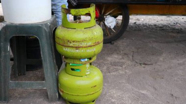 Endonezya 'da LPG gazı 3 kg. Tabung gazı veya sıvı petrol silindirleri sadece Endonezya 'daki yoksul insanlar için Pertamina tarafından üretilir..