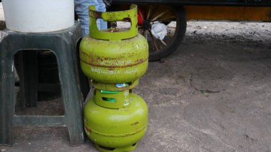 Endonezya 'da LPG gazı 3 kg. Tabung gazı veya sıvı petrol silindirleri sadece Endonezya 'daki yoksul insanlar için Pertamina tarafından üretilir..