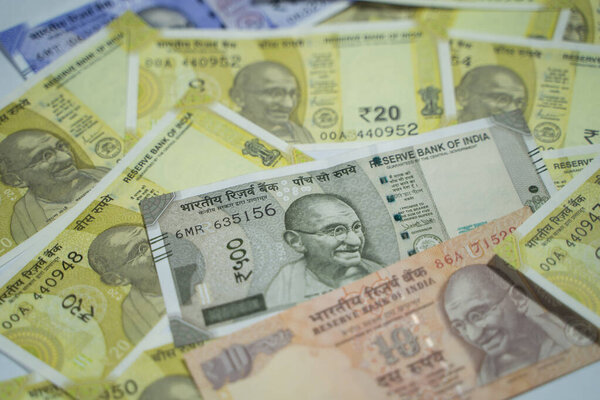 5, 10 и 20 рупий индийской валюты или монет.