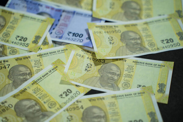 5, 10 и 20 рупий индийской валюты или монет.