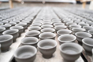 Kil tencereleri yaptıktan sonra güneşte kurutulurlar.