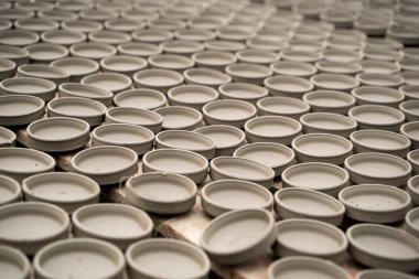 Kil tencereleri yaptıktan sonra güneşte kurutulurlar.